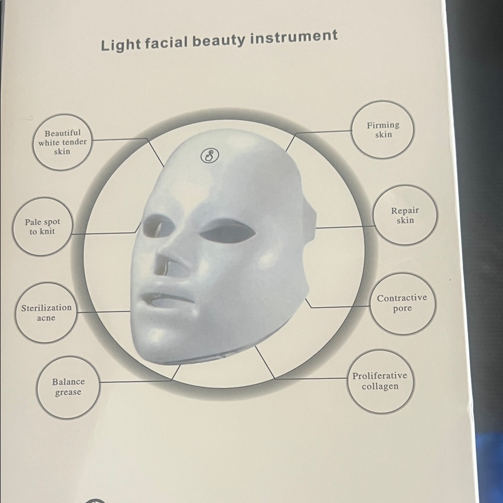 Revitalizing LED Facial Mask - Silver - Picture 4 of 4